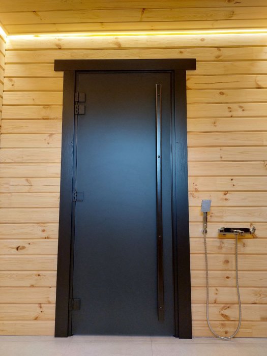 Дверь в сауну с вертикальной черной ручкой 