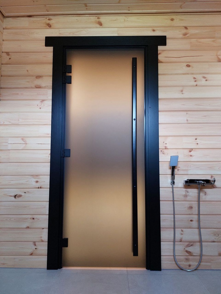 Дверь в сауну с вертикальной черной ручкой 